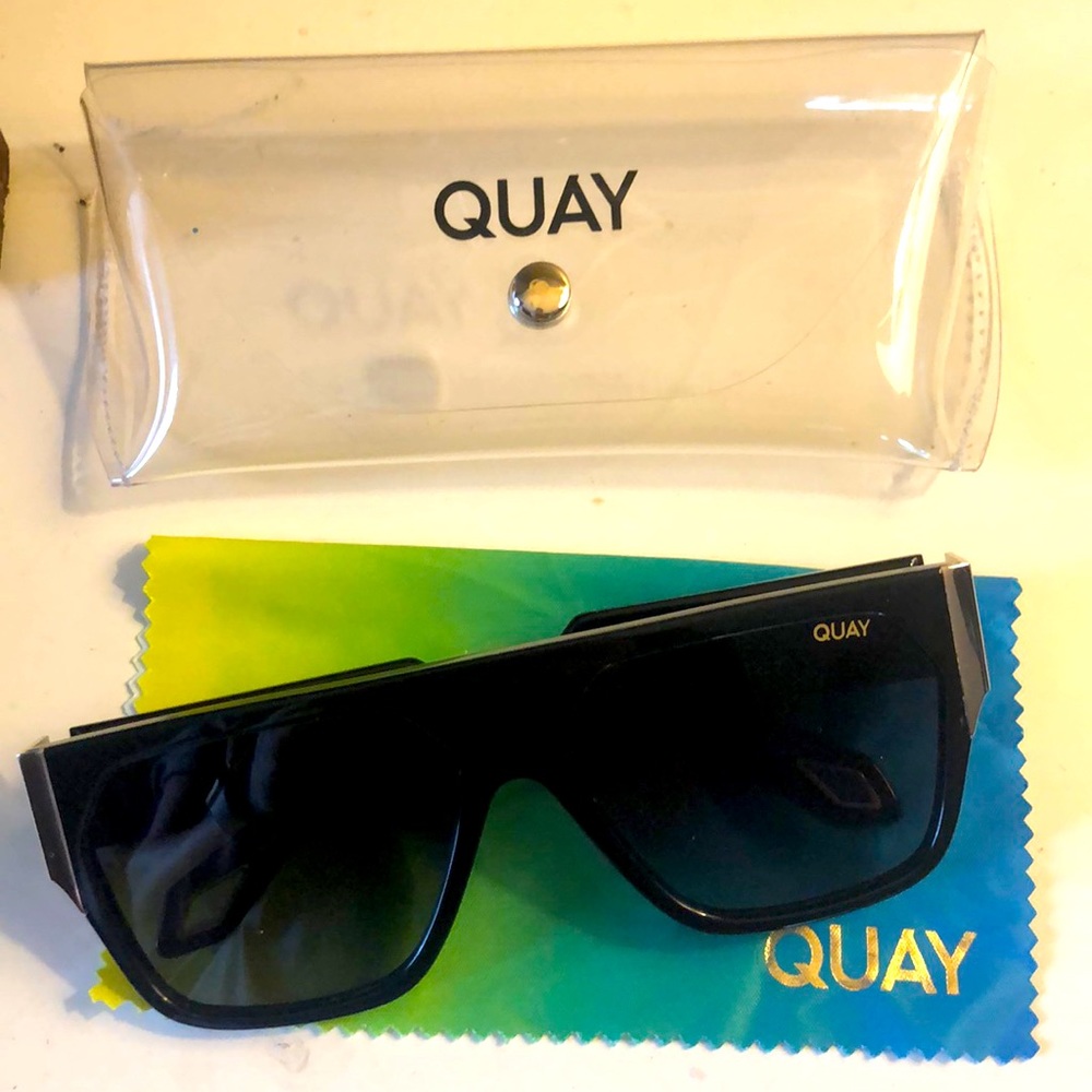 QUAY New GO OFF sunglasses! Wide, boxey shape and perfect for all seasons.